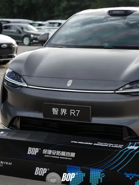 智界 R7 · 深灰外观，简洁轮廓实拍1