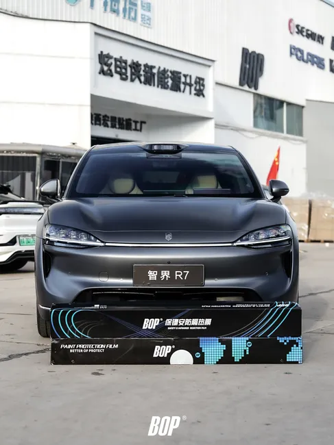 智界 R7 · 深灰外观，简洁轮廓实拍4